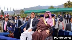 عمران خان د سعودي عرب له ولي عهد محمد بن سلمان سره په اسلام اباد کې د وزیراعظم دفتر پر لوري روان دی - د ۲۰۱۹ز د فبرورۍ ۱۸مه.