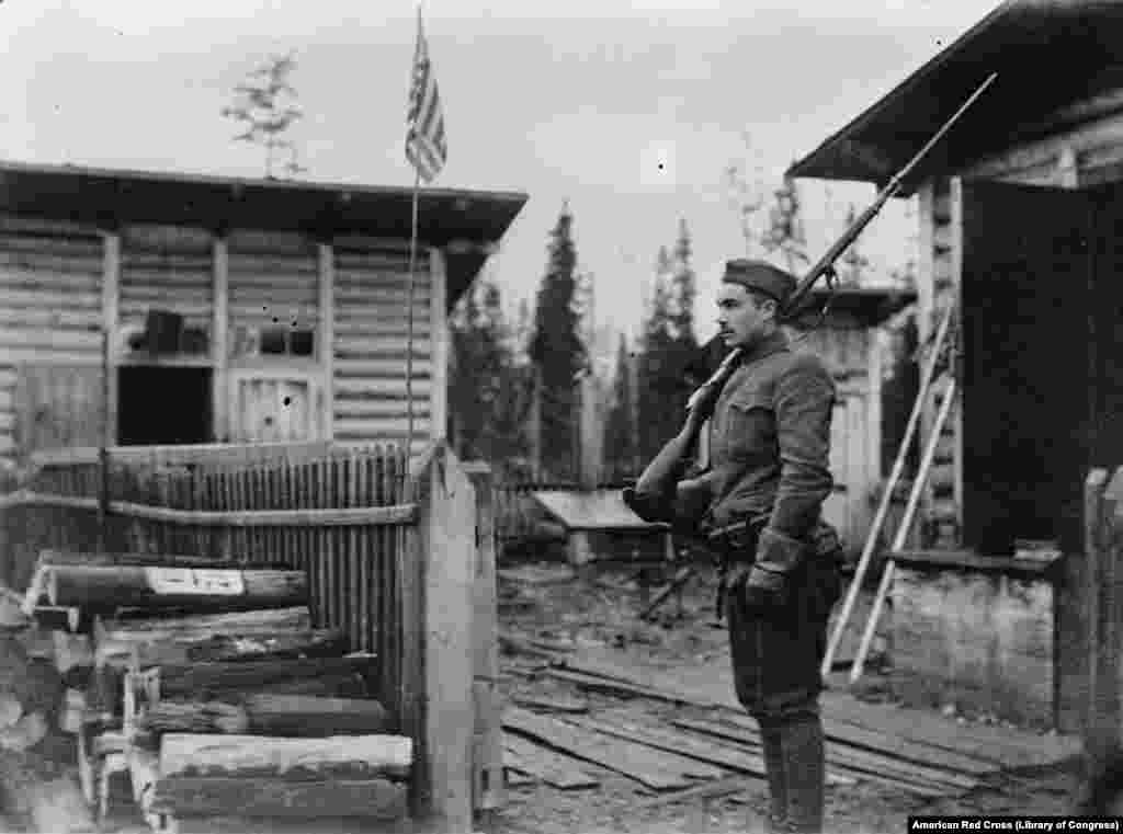 Американский часовой на посту на севере России в 1919-м. Многие американцы поначалу с энтузиазмом отнеслись к свержению царя и революции 1917 года, представляя это как американскую революцию 150 годами раньше 