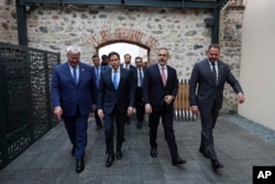 Ministrul ucrainean de externe, Andrei Sîbiga, secretarul de stat american Marco Rubio, ministrul turc de externe, Hakan Fidan, și șeful cabinetului prezidențial ucrainean, Andrei Iermak, sosesc la Palatul Dolmabahce din Istanbul, pe 16 mai.