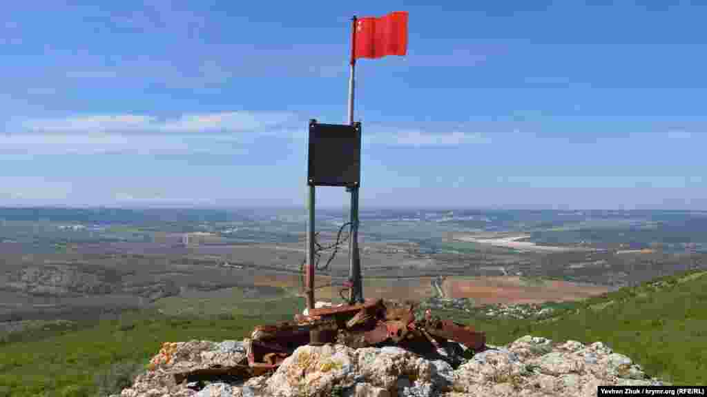 Пам'ятний знак на вершині Аю-Кая. У роки Другої світової тут розміщувався спостережний пункт Приморської армії. Село Камари і гора Аю-Кая входили в 1-й сектор Севастопольського оборонного району. Тут побудували гарматні і кулеметні ДОТи і ДЗОТи, що прикривали Балаклаву і Севастополь. Обрана позиція і вибудувана оборона були настільки вдалими і правильними, що цей «укріпрайон» протримався аж до червня 1942 і впав разом із Севастополем