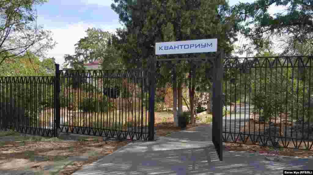 Праворуч за перехрестям – школа-інтернат №4, частину корпусів якої російська влада віддала під «Кванторіум» – це загальна назва дитячих технопарків в містах сусідньої Росії