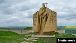 Пам’ятник гетьману Петру Сагайдачному в Хотині. Монумент відкрили в 1991 році, в рамках святкування 370 років від дня Хотинської битви 1621 року
