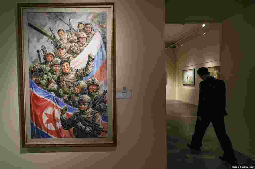 "В одном окопе" - еще одно пропагандистское изображение с выставки "Страна великого народа".