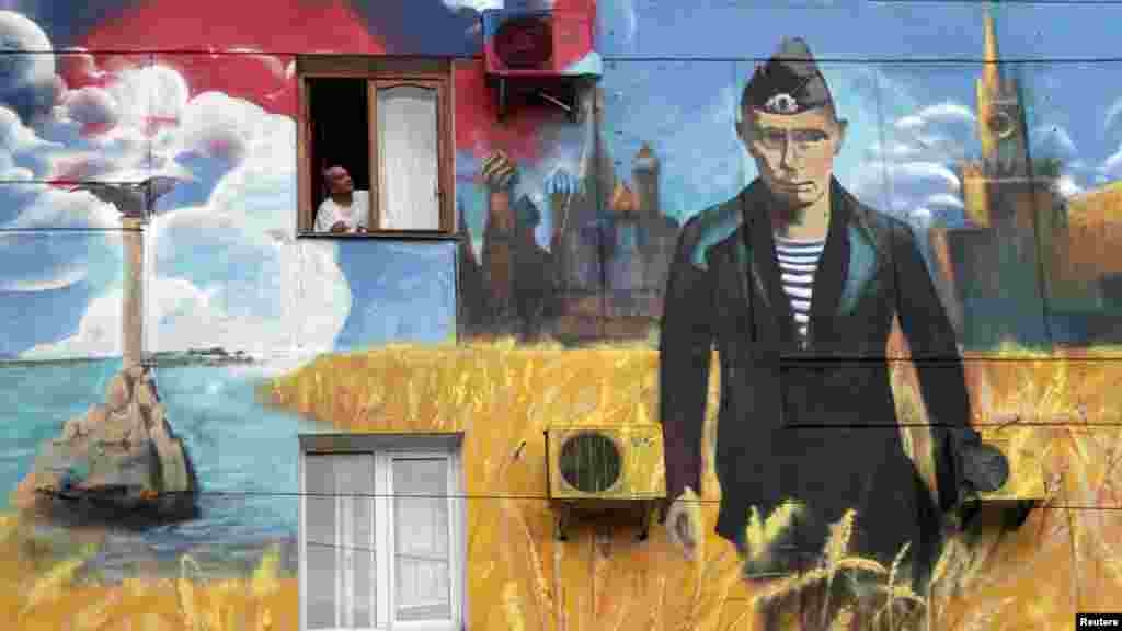 У травні 2014 року це графіті на стіні будинку на вулиці Героїв Севастополя зробили на замовлення Всеросійського Молодіжного проєкту «Мережа» – ця організація успішно освоює кремлівські гранти, просуваючи патріотизм серед російської молоді. Через рік мурал із Путіним почав осипатися, жителі вимагали його відреставрувати. Незадовго до цього невідомі затерли очі зображенню російського президента, в Севастополі визнали це диверсією. Втім, через деякий час патріотичні зображення були зафарбовані під виглядом капітального ремонту будинку в березні 2018 року