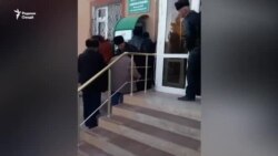 Навбат дар назди банкомат дар Шаҳристон Навбат дар назди банкомат дар Шаҳристон