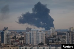 Дим се издига над Киев след руската въздушна атака, 28 септември 2025 г.