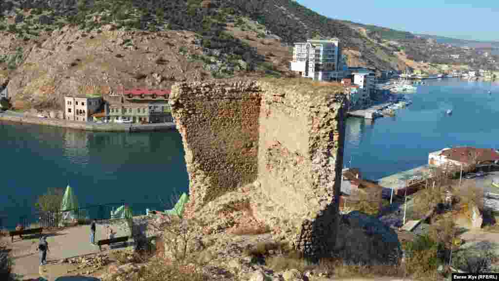 Генуэзская крепость Чембало в Балаклаве была построена как фортификационное сооружение в 1343 году на Крепостной горе (греческое название – Кастрон)