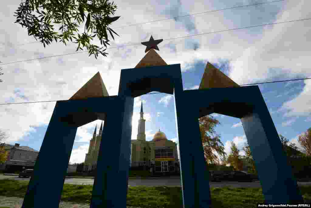 Начинаем с центра Нагорного. Вид на мечеть со стороны неухоженного сквера. Это центральная мечеть «Иман-нуры» (есть и другие).  Зданию чуть более 15 лет, но оно уже подверглось коренной реконструкции. Это целый комплекс: медресе, зал для никахов, магазин и даже своя автошкола