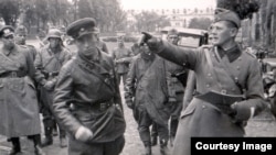 Командир 2-го батальйону 76-го моторизованого полку піхоти вермахту підполковник Ганс Георг Леммель (праворуч) і радянський офіцер під час передачі Брестської фортеці радянським військам, 22 вересня 1939 року