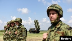 Vojnici Vojske Srbije stoje pored kineskog raketnog sistema FK-3 tokom demonstracije sposobnosti protivvazdušne odbrane Vojske Srbije na vojnom aerodromu u Batajnici, Beograd, 30. april 2022.