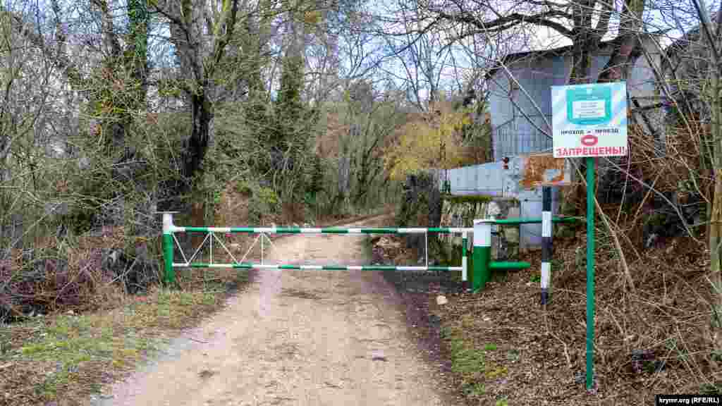 На околиці села є шлагбаум і табличка, що сповіщає про кордон заказника «Байдарський». Мощена каменем середньовічна дорога веде до Чорноріченського каньйону. Околиці розриті «чорними археологами» – під час Кримської війни в цьому місці стояли табором французи, під час Другої світової – німці