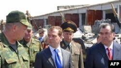 Аз рост президентҳои Тоҷикистон ва Русия, Эмомалӣ Раҳмон ва Дмитрий Медведев дар пойгоҳи ҳарбии Русия дар наздикии Душанбе, 29 августи соли 2008.