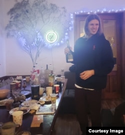 Саша у новогоднего стола в Жучкином доме