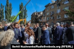 Mai mulți diplomați sunt prezenți la locul unui atac asupra unei clădiri rezidențiale efectuat de armata rusă în timpul atacului masiv asupra capitalei. Kiev, 28 august 2025.