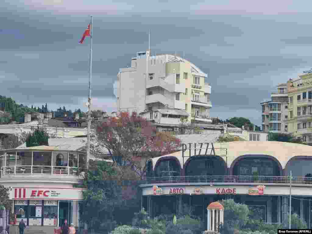 Советский флаг возвышается у набережной Ялты