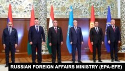 Президенти Русия дар нишаст ба таври онлайн иштирок кард