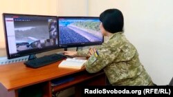 Сотрудница службы пограничной охраны Украины ведет наблюдение