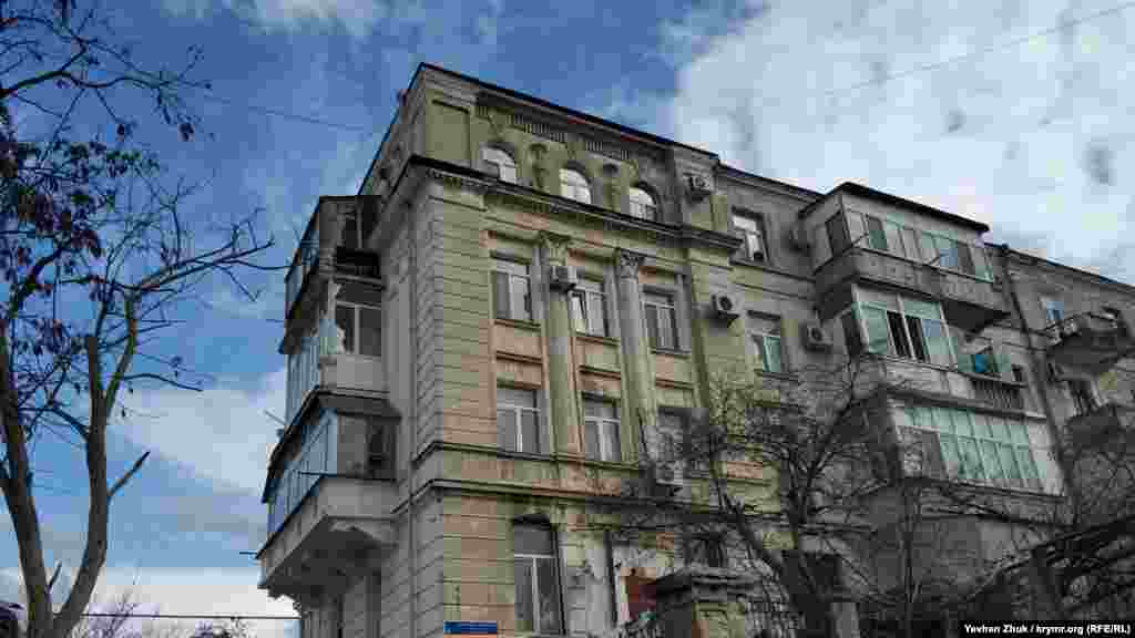 Фасад будинку прикрашений масивними напівколонами з капітелями. Чотириповерховий цегляний будинок на вулиці Карла Лібкнехта, 79 побудований у 1938 році. Ця вулиця наприкінці XIX століття називалася Новою, на початку XX століття Миколаївською, а з 3 січня 1921 року названа на честь Карла Лібкнехта – діяча Компартії Німеччини