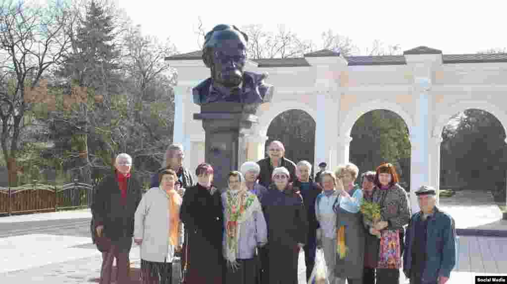 У 2016 році ні мітингу, ні прапорів, ні кульок помічено не було, тільки поліцейські машини чергували в кущах біля пам'ятника Шевченку в Сімферополі. Офіційною причиною відмови в проведенні заходу від російської влади став режим надзвичайної ситуації, запроваджений на півострові через блекаут