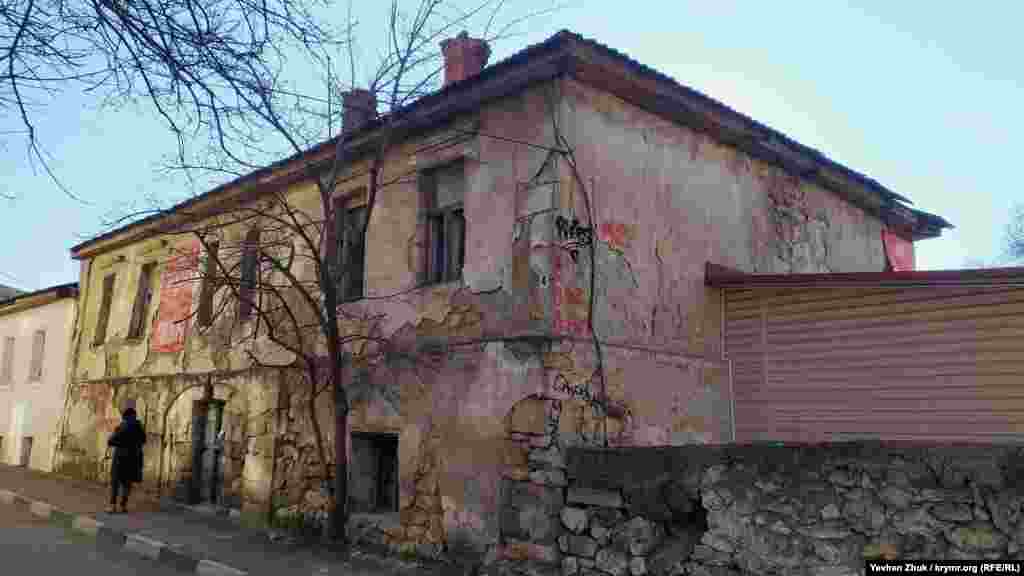 «Будинок Мануйлі» за адресою Герасима Рубцова, 4 – один з найстаріших не тільки у Балаклаві, але і у Севастополі. Одноповерховий будинок з бутового каменю побудований наприкінці XVIII – початку XIX століття. Купець Володимир Христофорович Мануйлі займався торгівлею і у цокольному поверсі розташовувався склад товарів. З боку двору будинок двоповерховий. Близько 30 років тому людей з будинку відселили через його аварійний стан. У минулому році вибухнув скандал – будинок був виставлений на продаж «під знесення». Тим часом, будівля є об'єктом культурної спадщини. Банер про продаж на будівлі висить досі