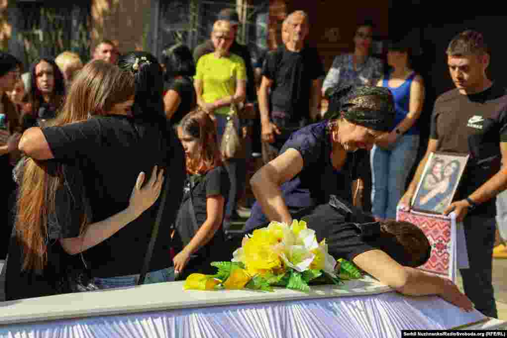 Мама Надії плаче над труною доньки, яку вбила російська ракета. Київ, 31 серпня 2025 року