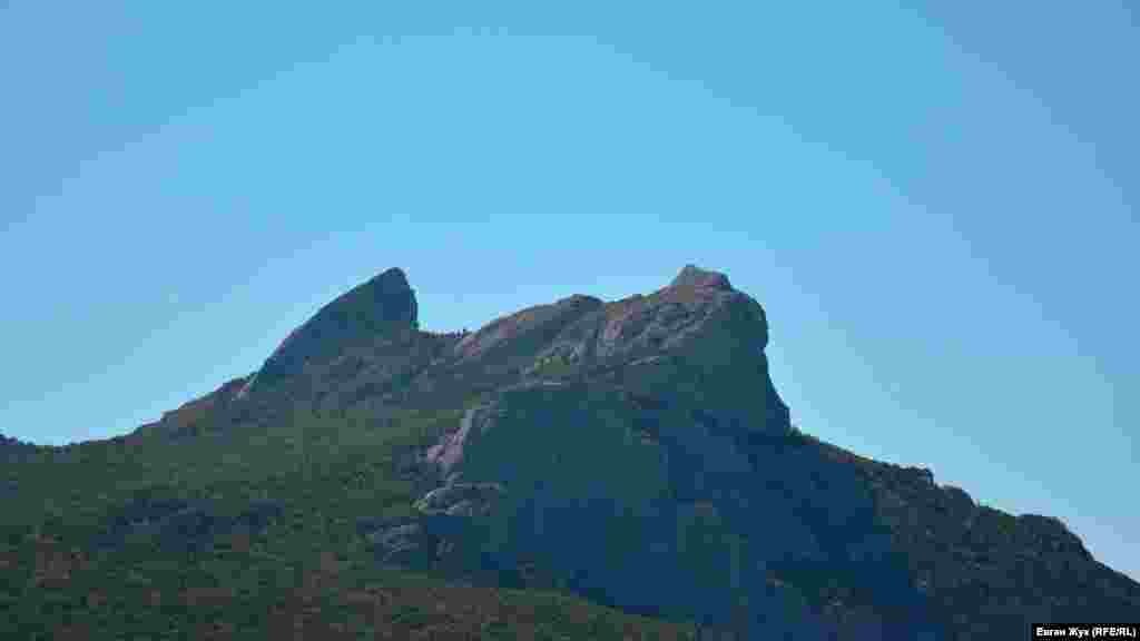 Гора Ільяс-Кая над урочищем Ласпі. Там, у височині, є дивовижне місце, що зветься «Храмом Сонця»