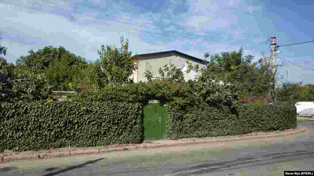 Далі по Папаніна – суцільний приватний сектор. Паркан будинку на перехресті з вулицею Генерала Родіонова весь повитий плющем, який акуратно підстрижений