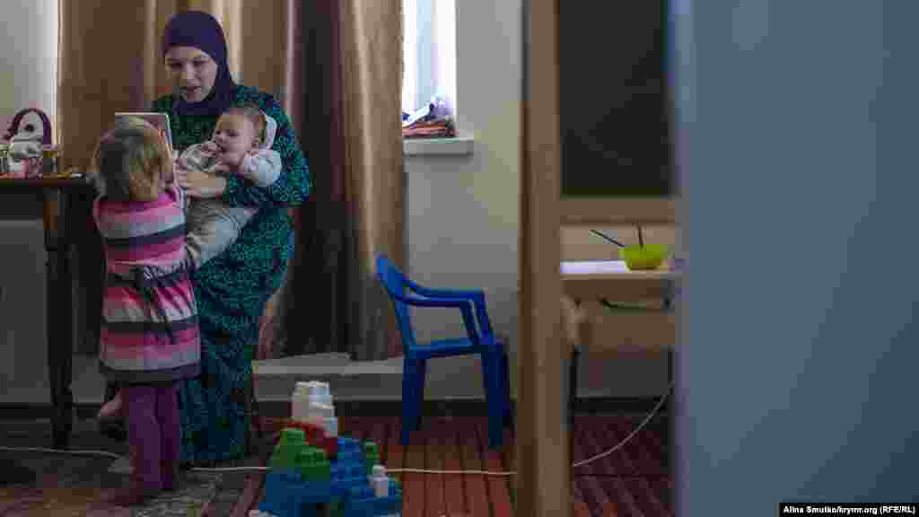 Анна з трирічною Амірою та піврічною Ханіфою  у себе вдома