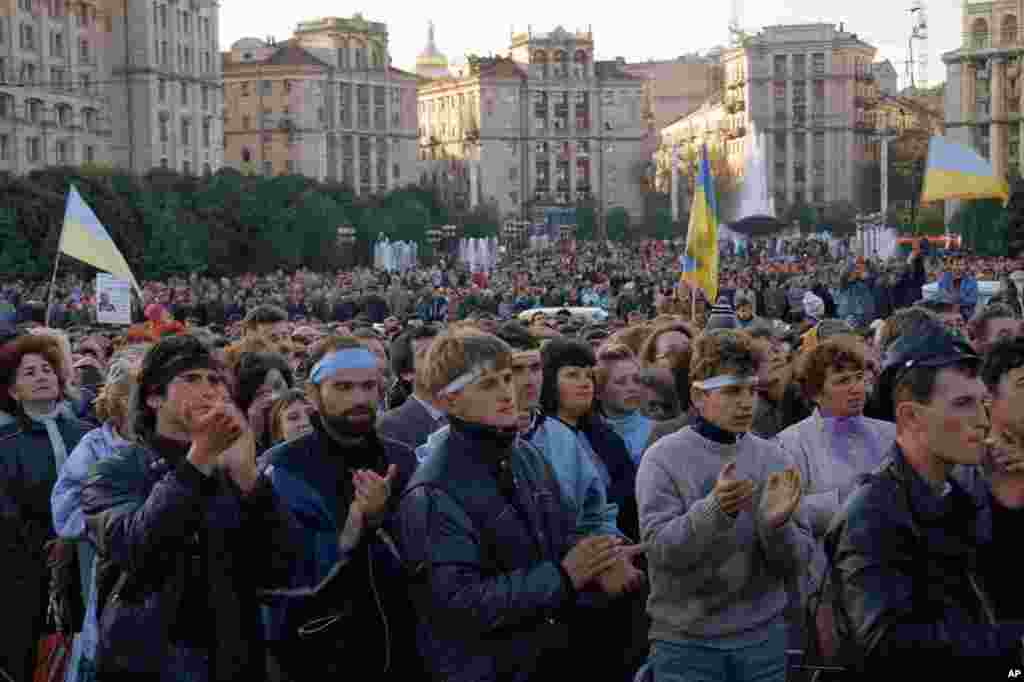 Революція на граніті перемогла – вперше за багато десятиліть громадські активісти у відкритій боротьбі змусили компартійну владу погодитися на їхні політичні вимоги. Більше про студентське голодування читайте за лінком
