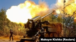 Украинские военные 44-й отдельной артиллерийской бригады ВСУ ведут огонь по позициям армии РФ из гаубицы 2С22 «Богдана». Запорожская область, 20 августа 2025 года