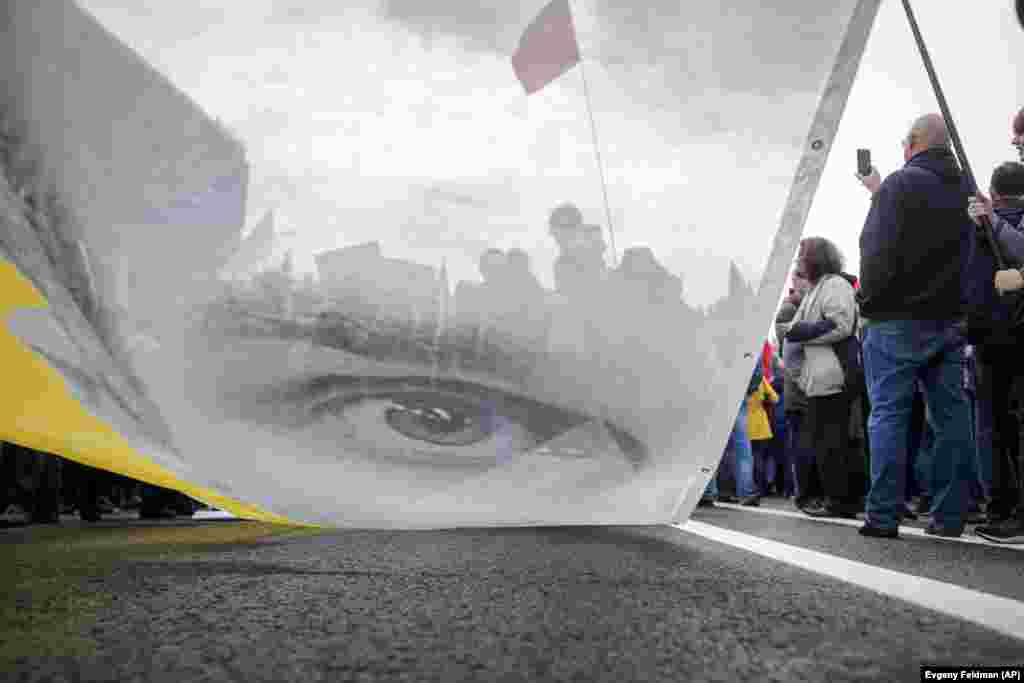 Червень 2018 року. 28-й день голодування. Учасники мітингу «За вільну Росію без репресій і свавілля» розгорнули банер із зображенням Олега Сенцова в Москві
