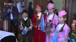 Мустафу Джемілєва привітали в сімейному колі (відео) Мустафу Джемілєва привітали в сімейному колі (відео)