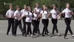 Кримські школярі продовжують відточувати марширування Кримські школярі продовжують відточувати марширування