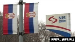 Flamuj serbë pranë një stacioni karburanti të Industrisë Serbe të Naftës në Beograd.