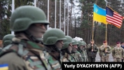 Американські та українські солдати беруть участь у церемонії відкриття військових навчань Fearless Guardian у Яворові (Львівська область, Україна). 20 квітня 2015 року
