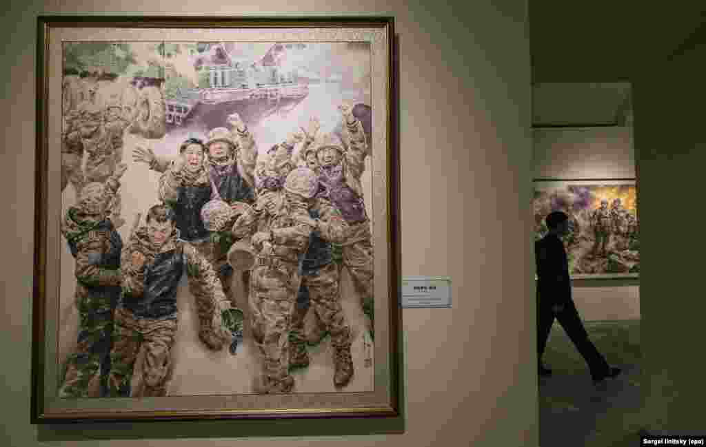 А эта картина называется "Восторг от великой удачи".Изначально Москва и Пхеньян опровергали появившиеся год назад сообщения об участии войск КНДР в войне против Украины. Тогда пресс-секретарь Кремля Дмитрий Песков называл эту информацию "очередными фейк ньюс".