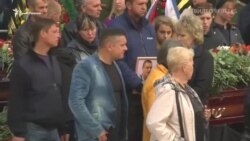 Тисячі людей у скорботі. Керч попрощалася із загиблими в коледжі (відео) Тисячі людей у скорботі. Керч попрощалася із загиблими в коледжі (відео)