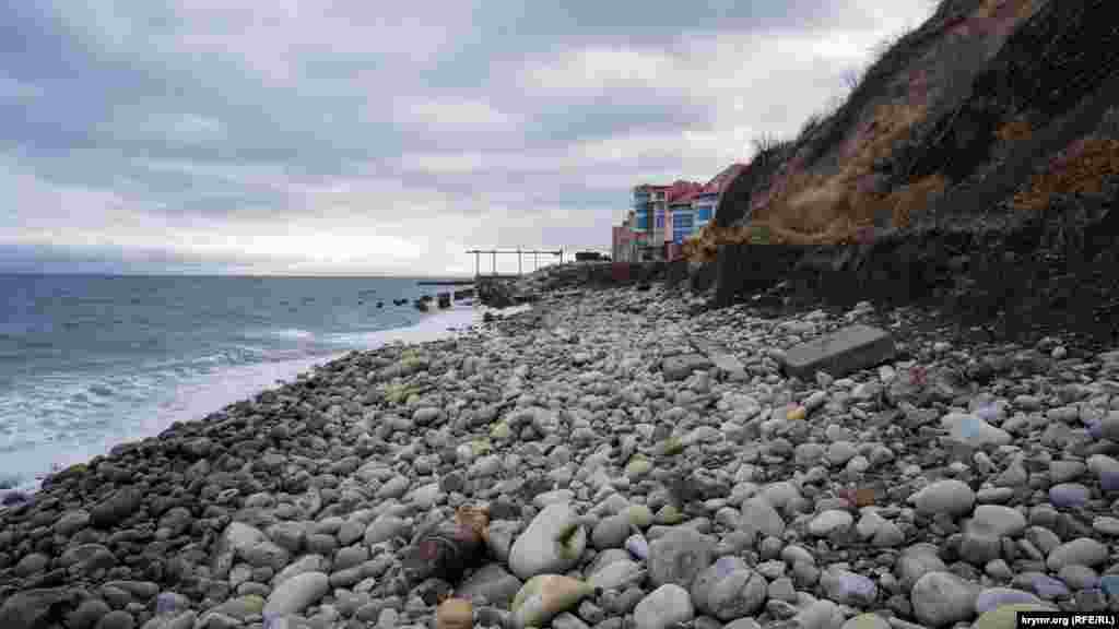 Освоенная приезжими и местными «дикарями», а также нудистами прибрежная полоса начинается почти сразу за забором СПА-комплекса «Лазурная бухта»