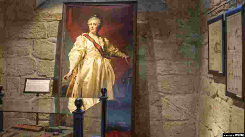 Портрет Катерини II. Костянтинівська батарея, а за нею і Костянтинівський мис – найпівнічніший вхідний мис Севастопольської бухти – були названі на честь онука Катерини II великого князя Костянтина Павловича