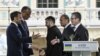 Președintele francez Emmanuel Macron, cancelarul german Friedrich Merz, președintele ucrainean Volodimir Zelenski, premierul polonez Donald Tusk și premierul britanic Keir Starmer își strâng mâinile după o conferință de presă comună a liderilor „Coalition of Willing” din 12 mai.