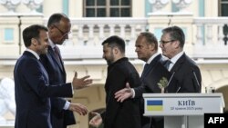 Președintele francez Emmanuel Macron, cancelarul german Friedrich Merz, președintele ucrainean Volodimir Zelenski, premierul polonez Donald Tusk și premierul britanic Keir Starmer își strâng mâinile după o conferință de presă comună a liderilor „Coalition of Willing” din 12 mai.