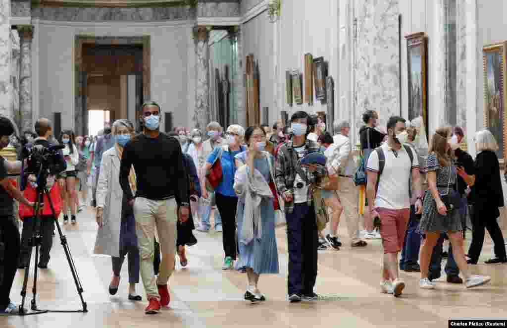 Відвідувачі можуть пересуватися лише встановленим маршрутом та в односторонньому напрямку. Третина музею все ще закрита для публіки. Гардероби та фуд-корт також не працюють