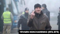 Під час обміну утримуваними особами між Україною і російськими гібридними силами біля пункту пропуску «Майорськ» у Донецькій області, 29 грудня 2019 року