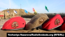 Церемонія вручення беретів нового зразка артилеристам, острів Хортиця, жовтень 2019 року
