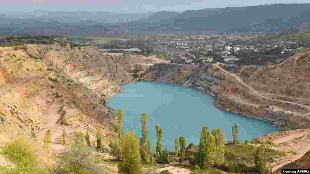 Голубое озеро в Кадыковском карьере в октябре 2020 года. Позднее российские власти Севастополя начали брать воду из этого озера для нужд населения города. Больше фото смотрите по ссылке