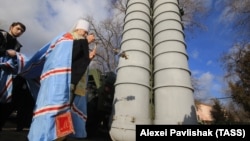 Окупований Крим. Митрополит УПЦ (Московського патріархату) Платон благословляє російську зенітну ракетну систему великої і середньої дальності С-400 «Тріумф», розгорнуту в Феодосії, 14 січня 2017 року
