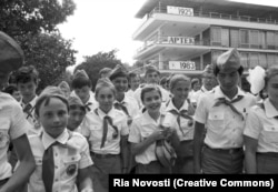 Саманта Смит (в центре справа, держит сумку) в окружении юных пионеров в «Артеке» летом 1983 года