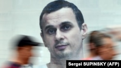 Портрет Олега Сенцова на одній із акцій на захист режисера в Києві