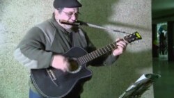 Аз ин сӯ ба он сӯ. "Овозхон"-е дар гузаргоҳҳои зеризаминии Душанбе Аз ин сӯ ба он сӯ. "Овозхон"-е дар гузаргоҳҳои зеризаминии Душанбе