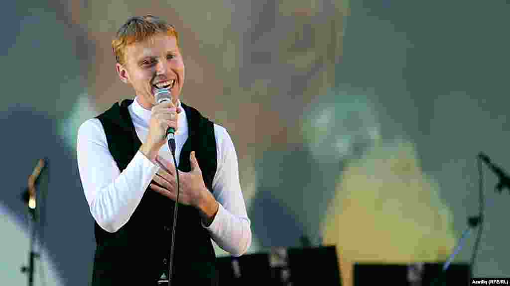 Камал театры каршында яңа сезон ачу тантанасы. Автор-башкаручы Илгиз Шәйхразиев. 